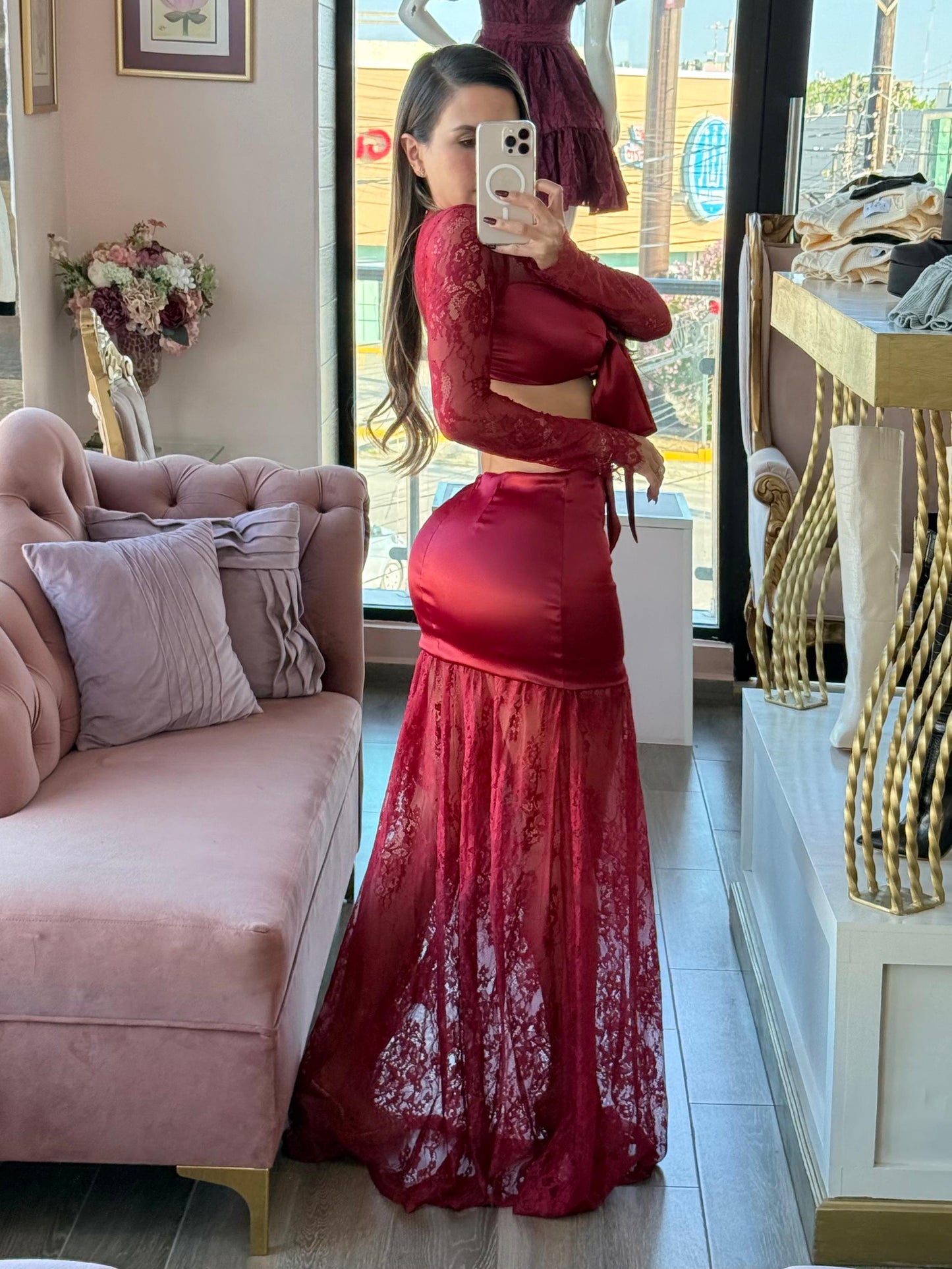 Vestido largo rojo de encaje con satén