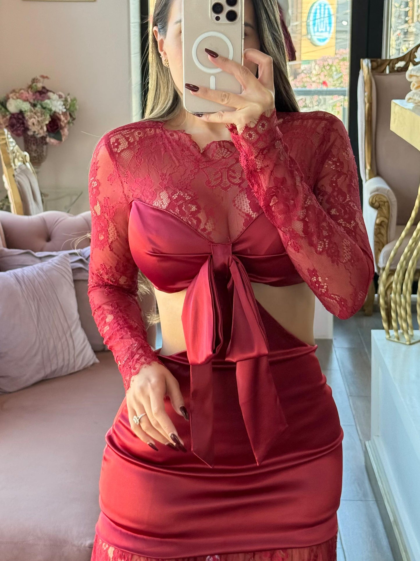 Vestido largo rojo de encaje con satén