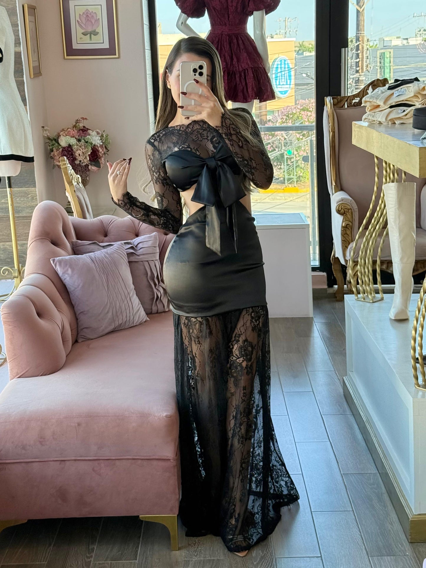 Vestido largo negro de encaje con satén