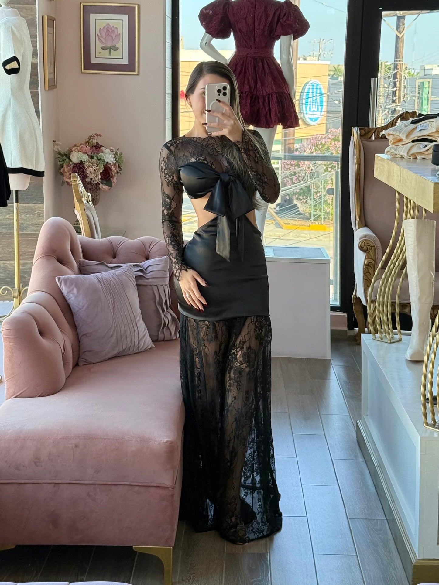 Vestido largo negro de encaje con satén