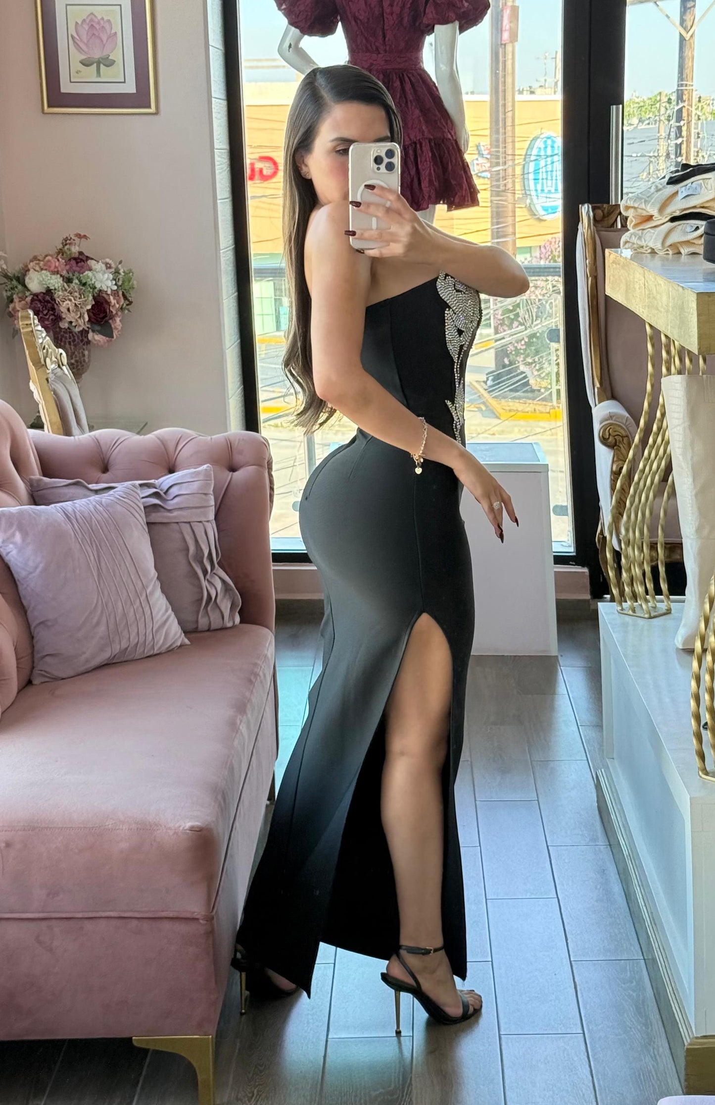 Vestido largo strapless con aplicaciones metálicas