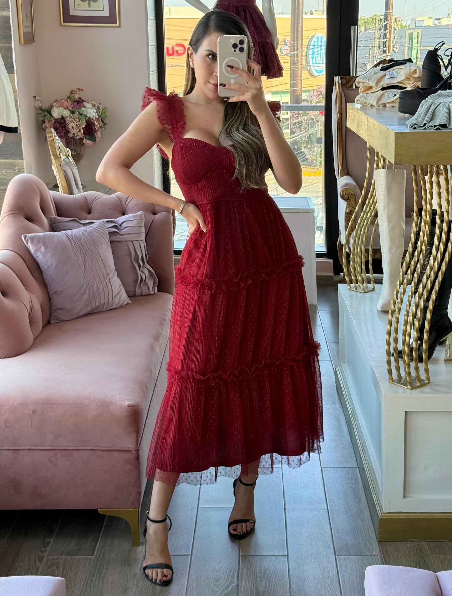 Vestido midi de tul burgundy con textura, caída en capas