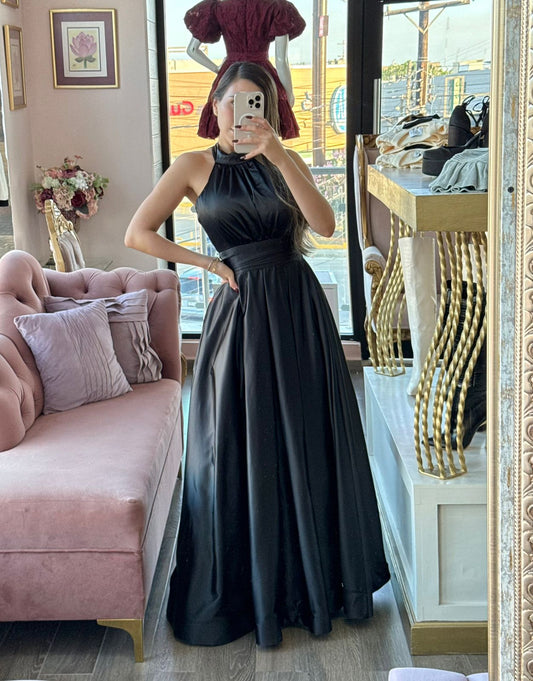 Vestido largo de satén con cuello halter
