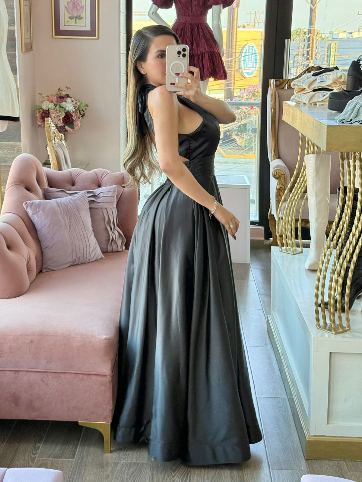 Vestido largo de satén con cuello halter