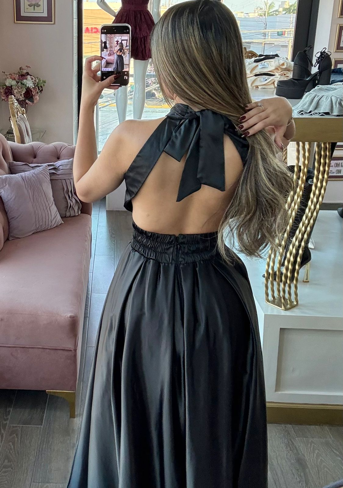 Vestido largo de satén con cuello halter