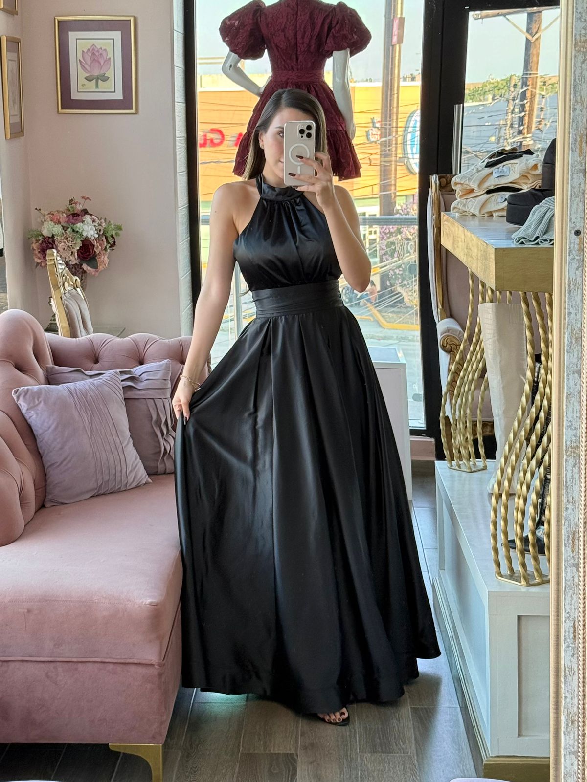 Vestido largo de satén con cuello halter