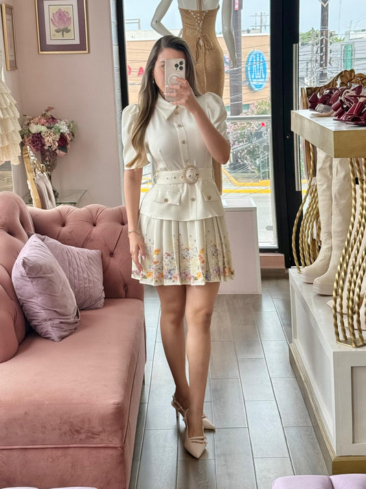 Vestido corto con falda floral de caída fluida