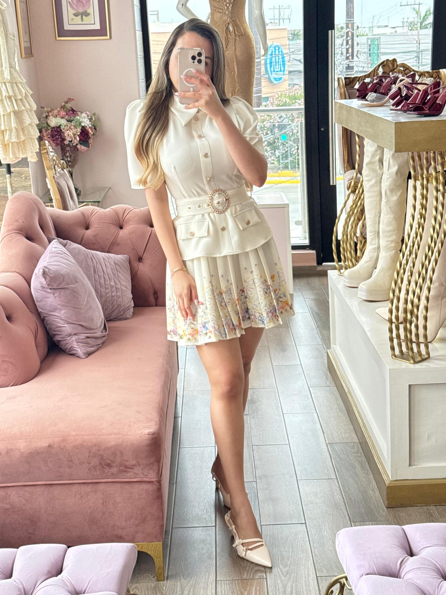 Vestido corto con falda floral de caída fluida