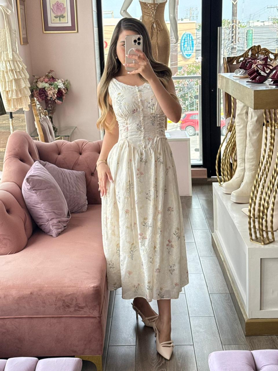 Vestido midi floral con escote redondo y falda de caída fluida