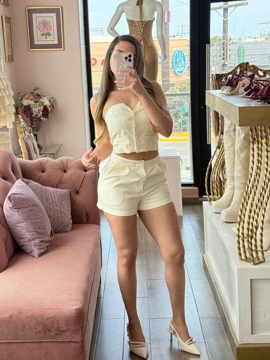 Set strapless con short de tiro alto