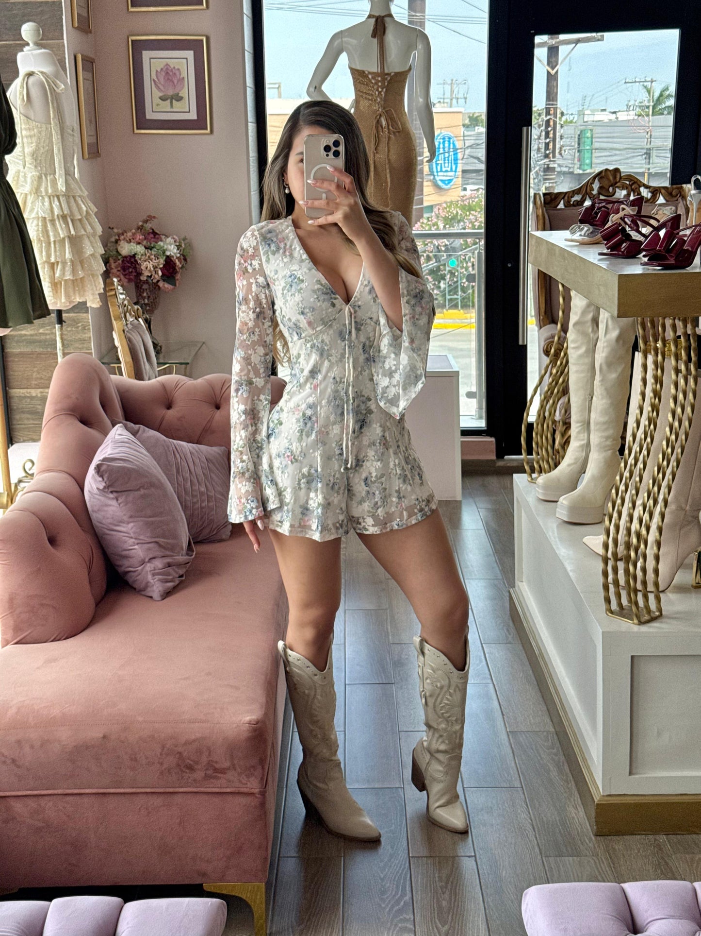 Jumpsuit con estampado floral de escote en V con transparencias