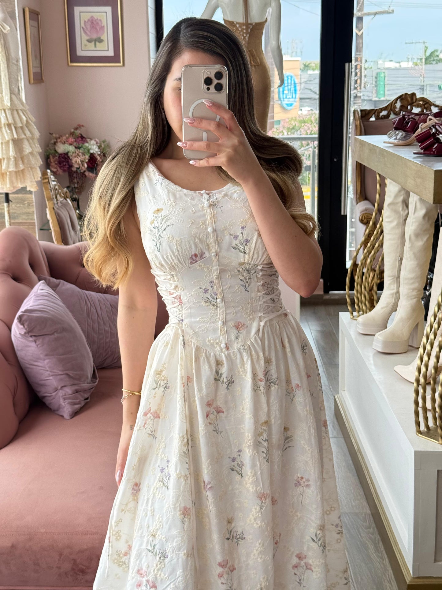 Vestido midi floral con escote redondo y falda de caída fluida
