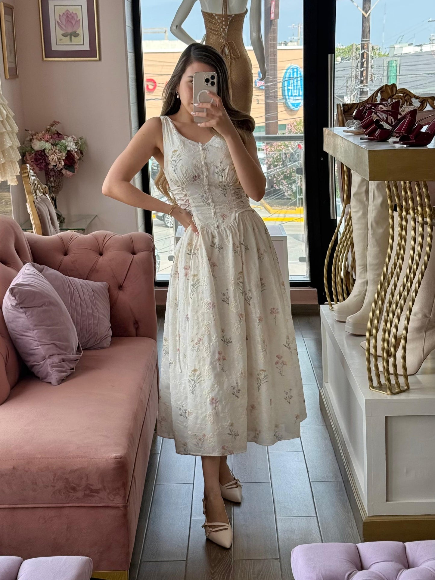 Vestido midi floral con escote redondo y falda de caída fluida