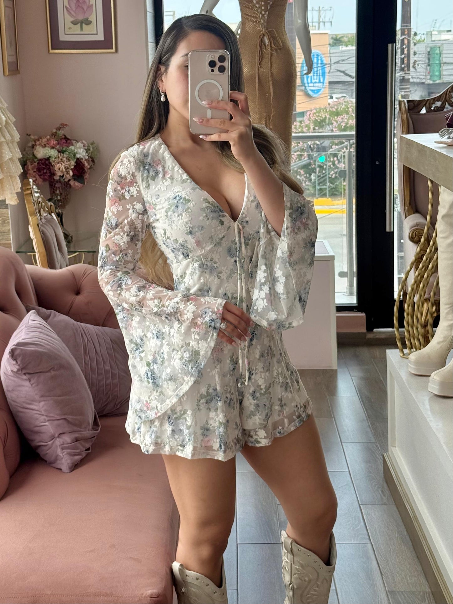 Jumpsuit con estampado floral de escote en V con transparencias