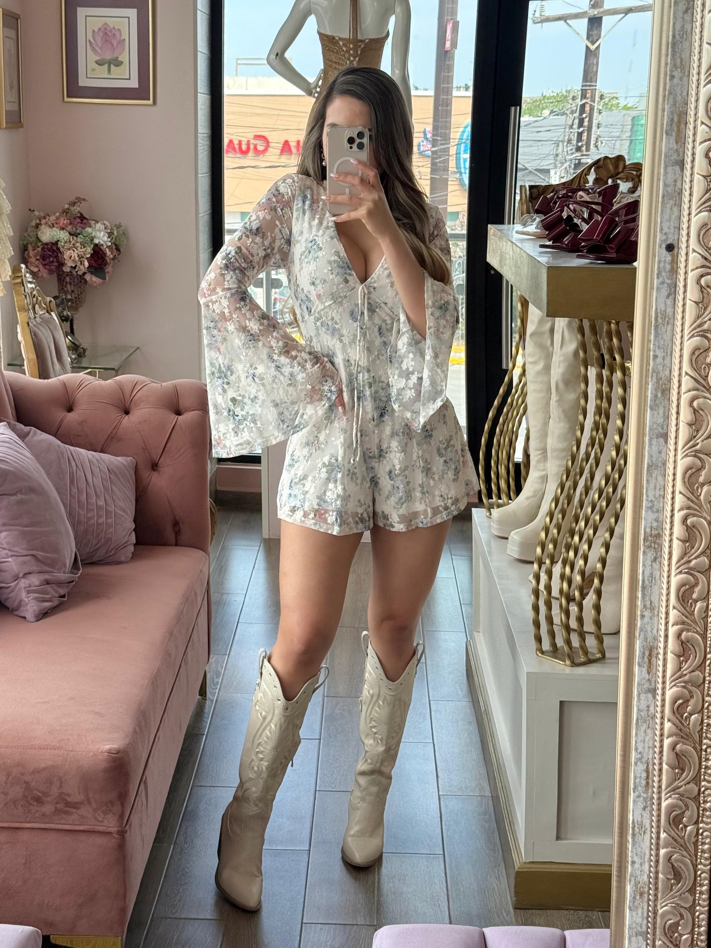 Jumpsuit con estampado floral de escote en V con transparencias