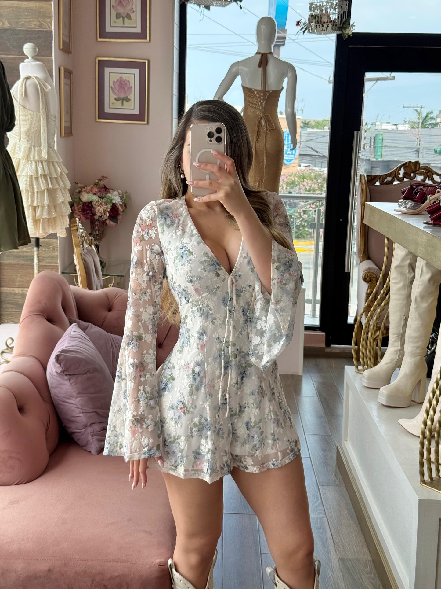 Jumpsuit con estampado floral de escote en V con transparencias