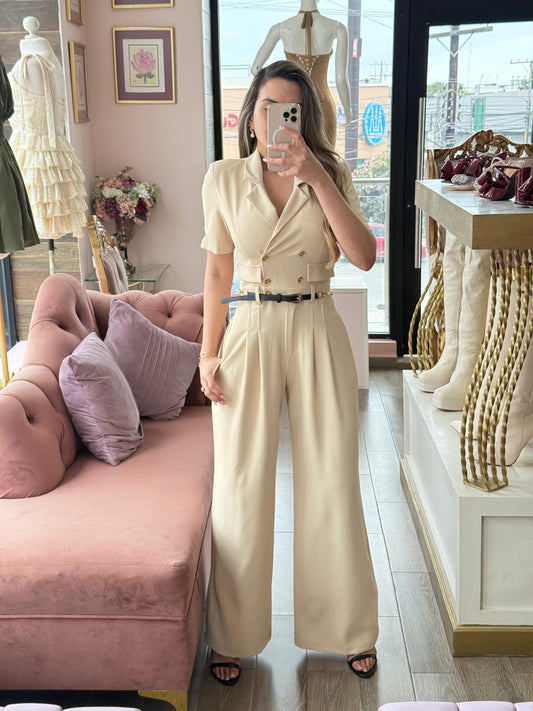 Jumpsuit beige tipo blazer manga corta con pantalón de caída amplia