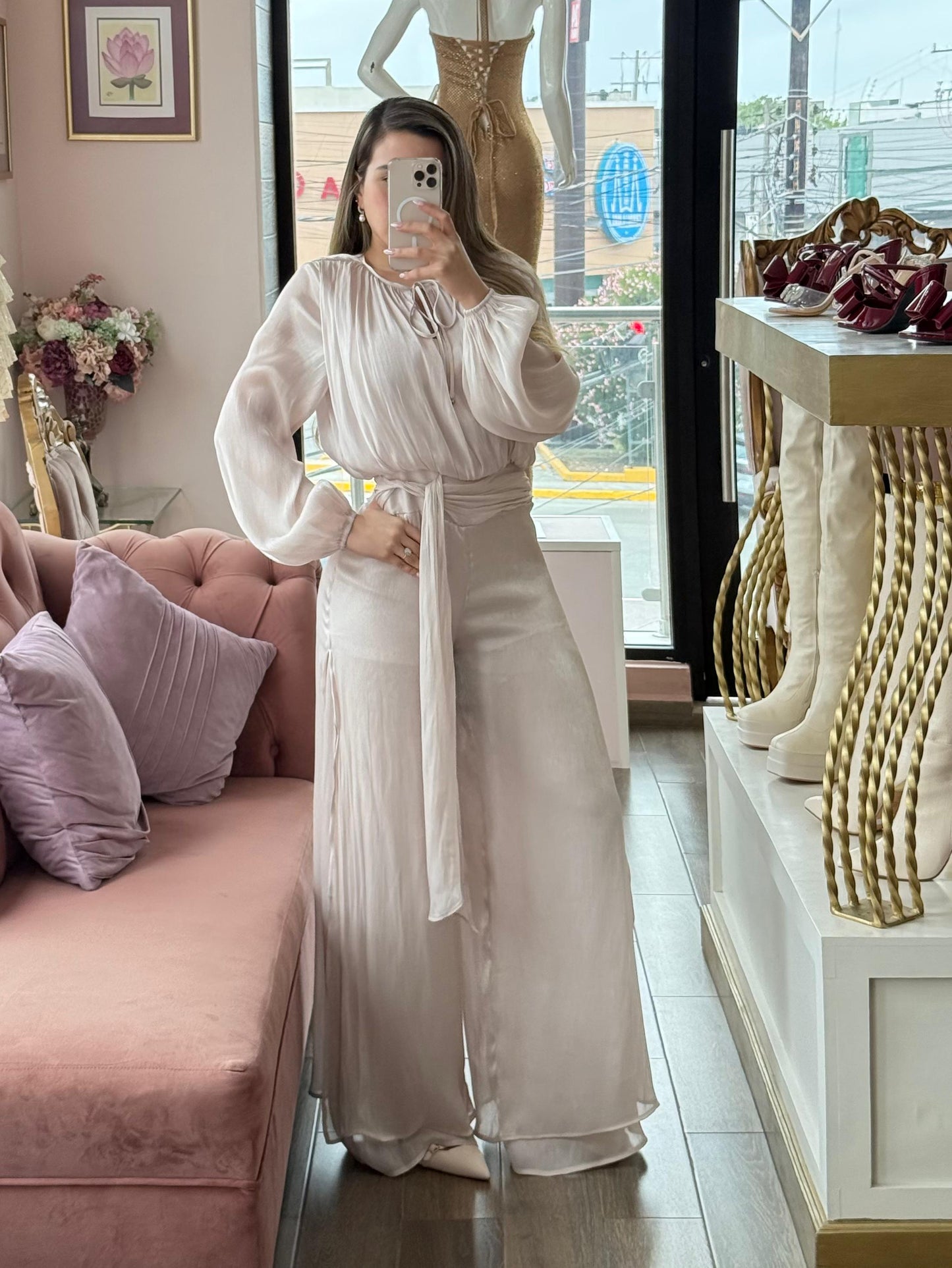 Palazzo de mangas abombadas satinado con ajuste en cintura y caída fluida