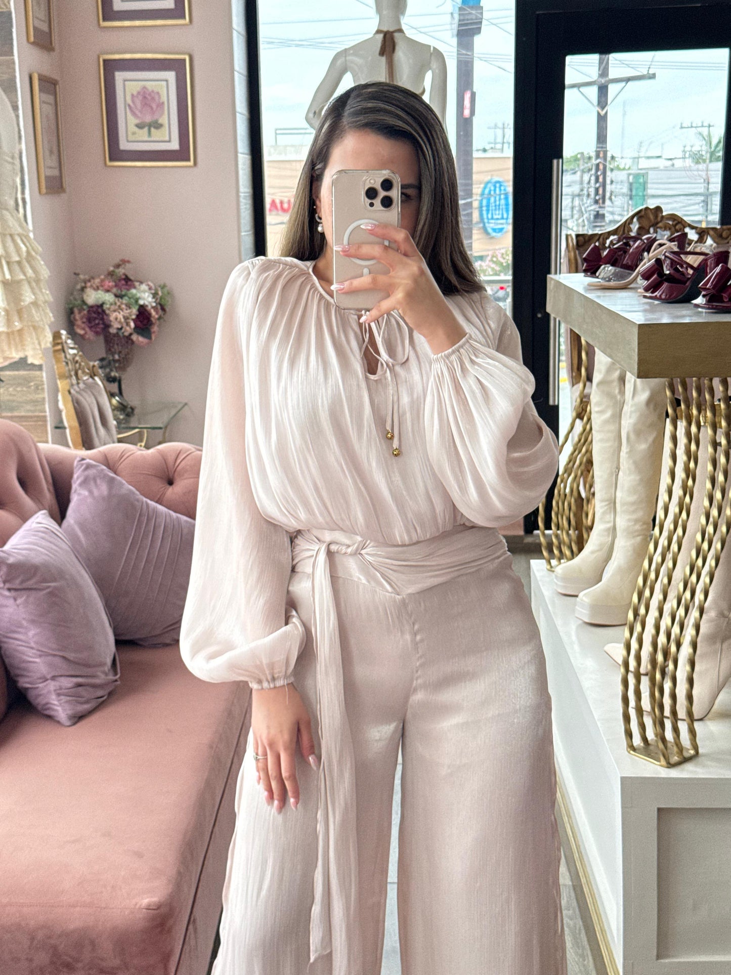 Palazzo de mangas abombadas satinado con ajuste en cintura y caída fluida