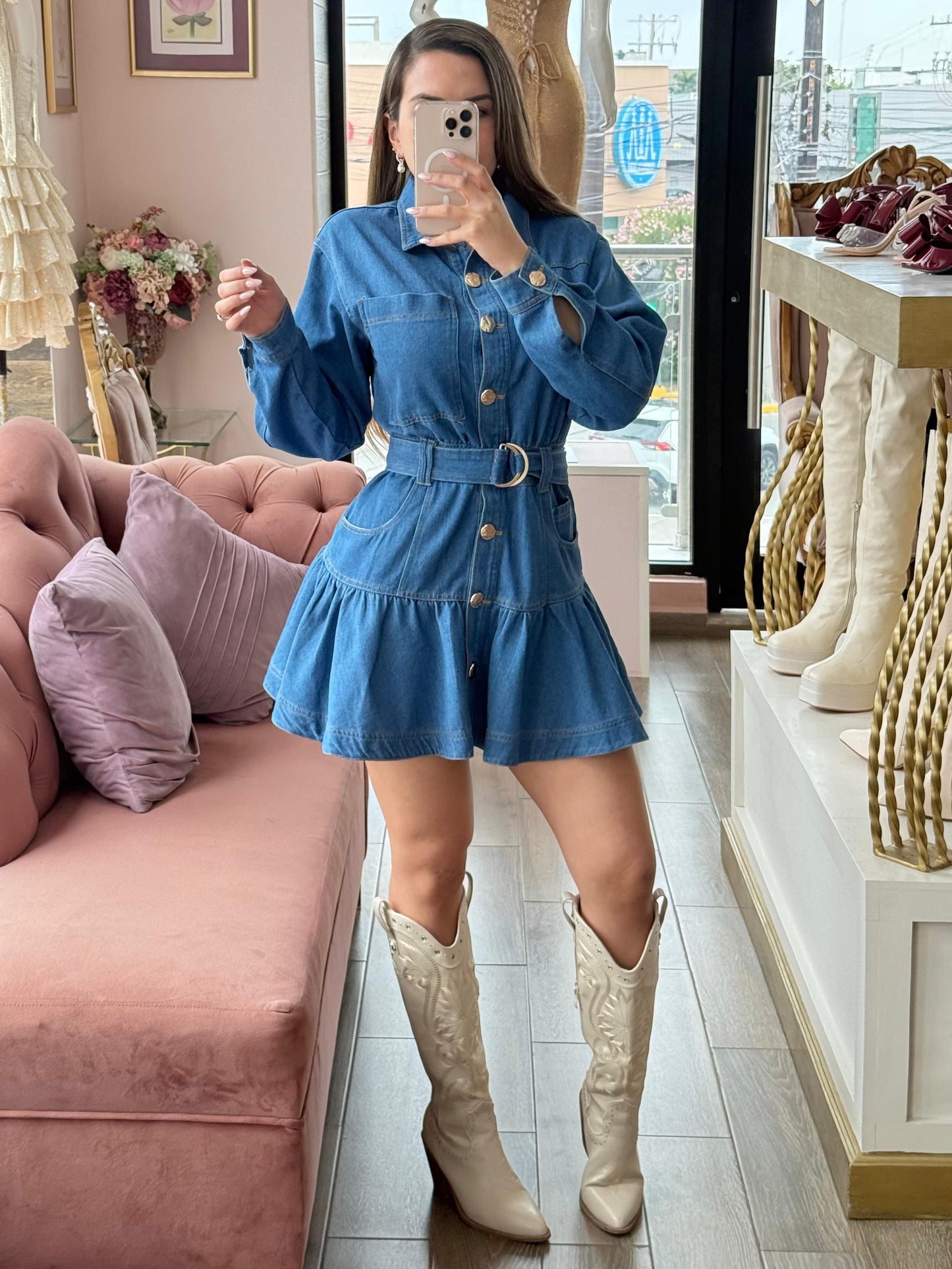 Vestido corto de mezclilla, con cuello camisero y botones frontales