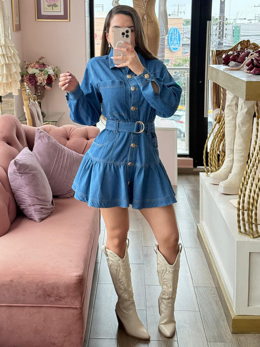 Vestido corto de mezclilla, con cuello camisero y botones frontales