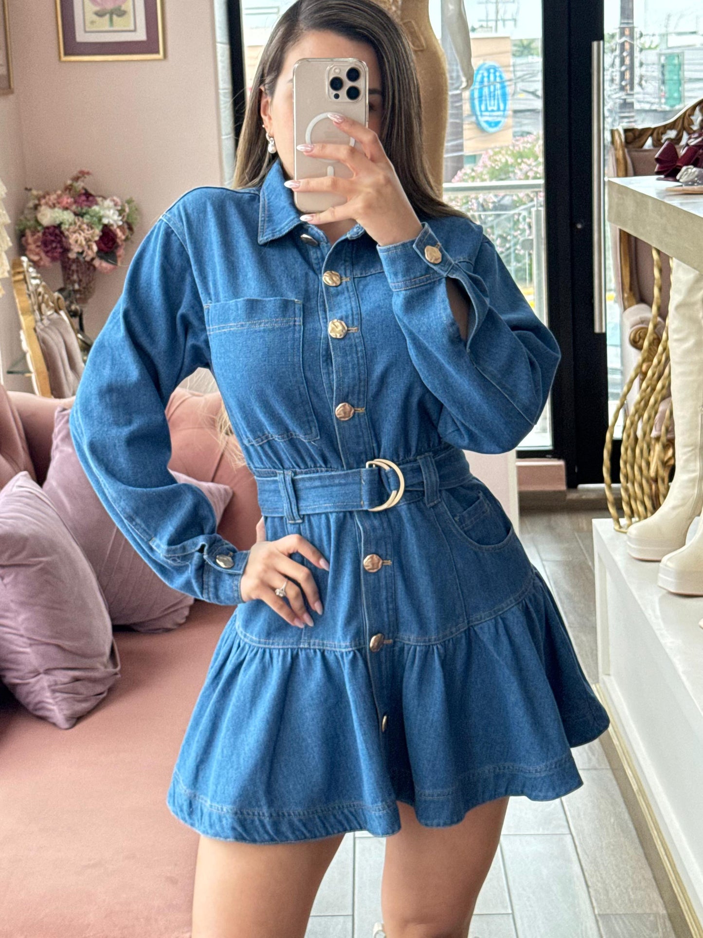 Vestido corto de mezclilla, con cuello camisero y botones frontales