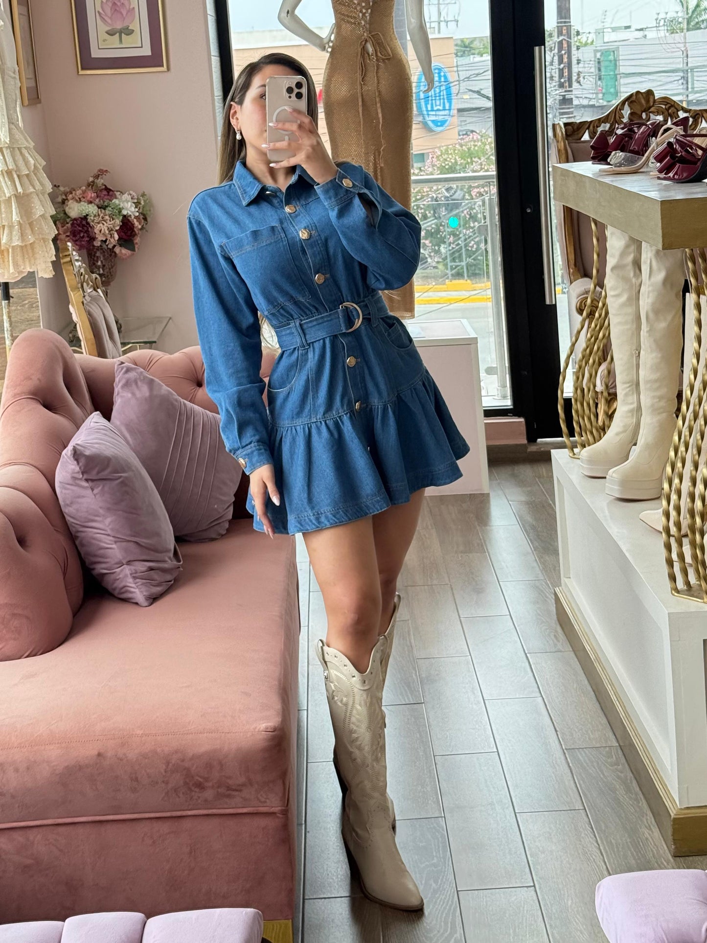 Vestido corto de mezclilla, con cuello camisero y botones frontales