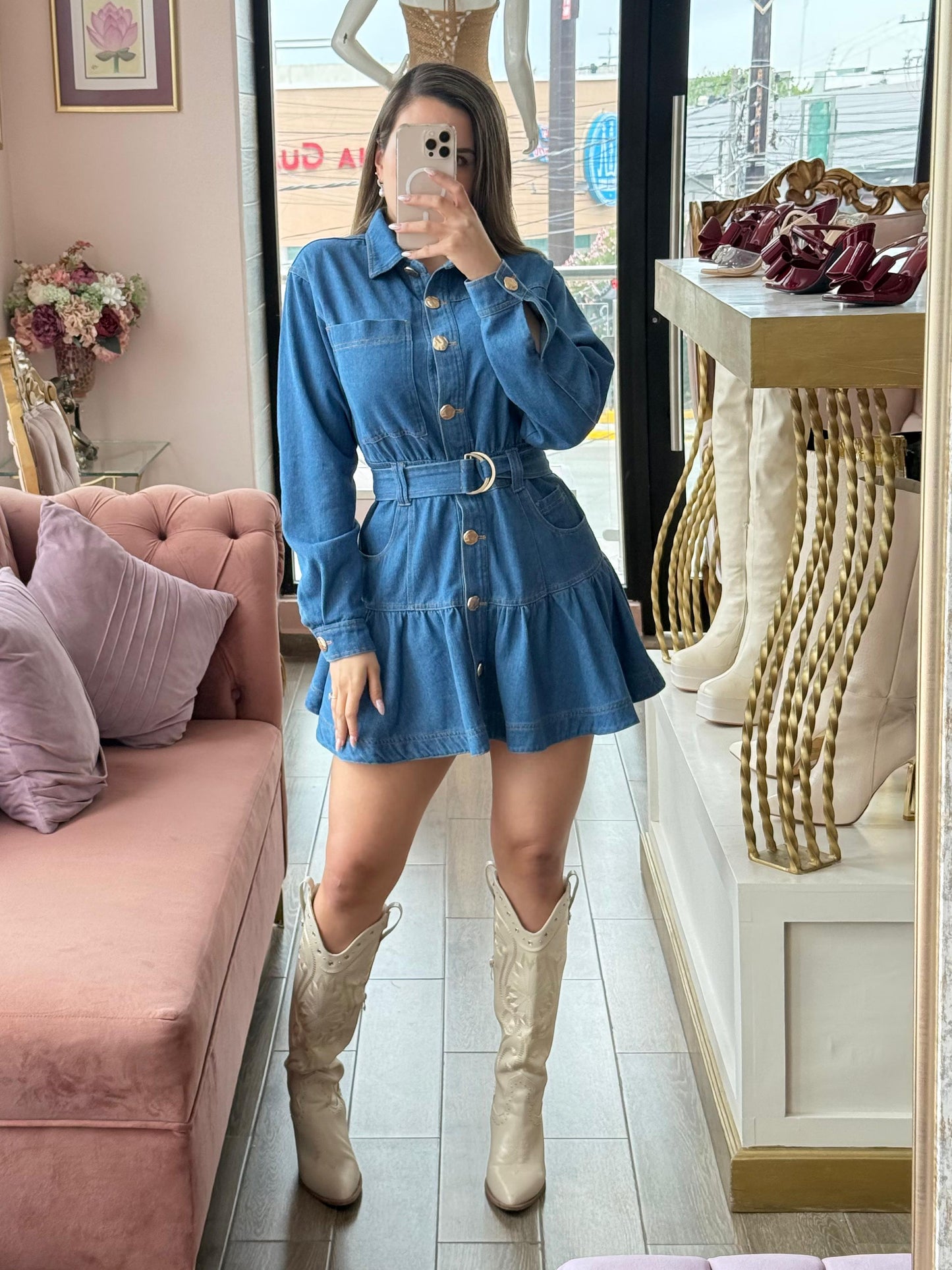 Vestido corto de mezclilla, con cuello camisero y botones frontales